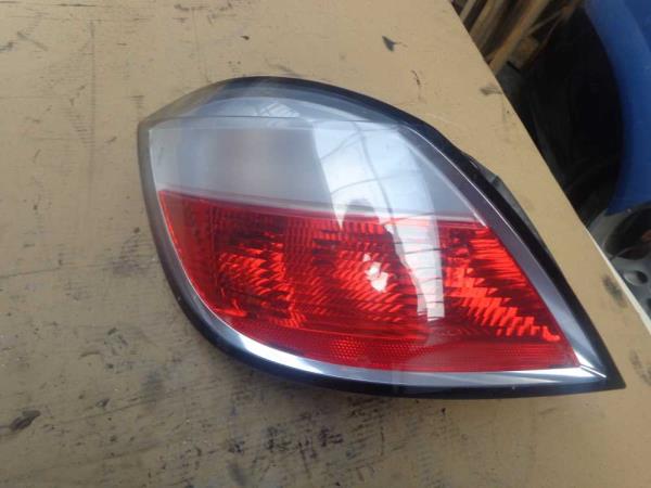 FEU ARRIERE GAUCHE OPEL ASTRA H 5 PORTES OPEL ASTRA H 5 PORTES - Vue 1